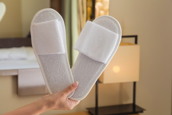 cliomakeup-hotel-slippers-1-copertina
